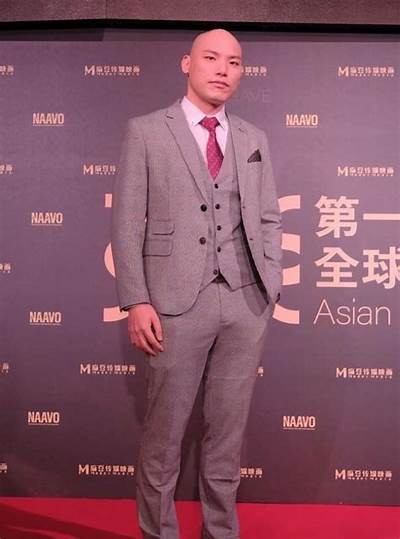 戴眼镜的麻豆传媒女星：清新气质与时尚风范的完美结合